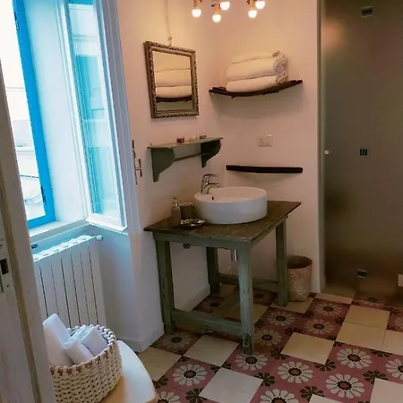 Comes Apartment