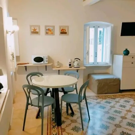 Apartment Comes